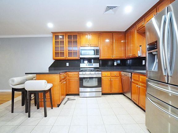 3rd image of 32 Daniella Ct