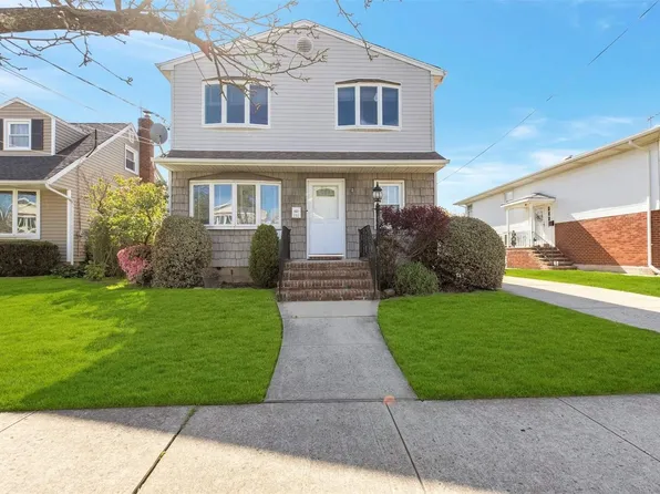 290 Ribbon Street, Franklin Square, NY 11010