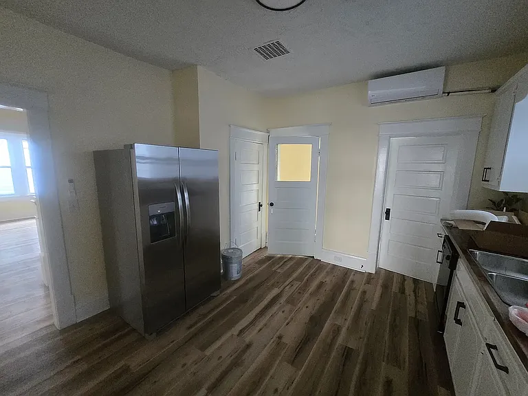 724 Temple Ave — Photo 6