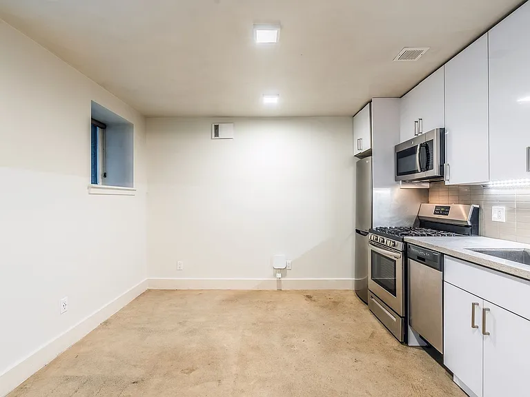 423 Terry Apartment — Photo 19