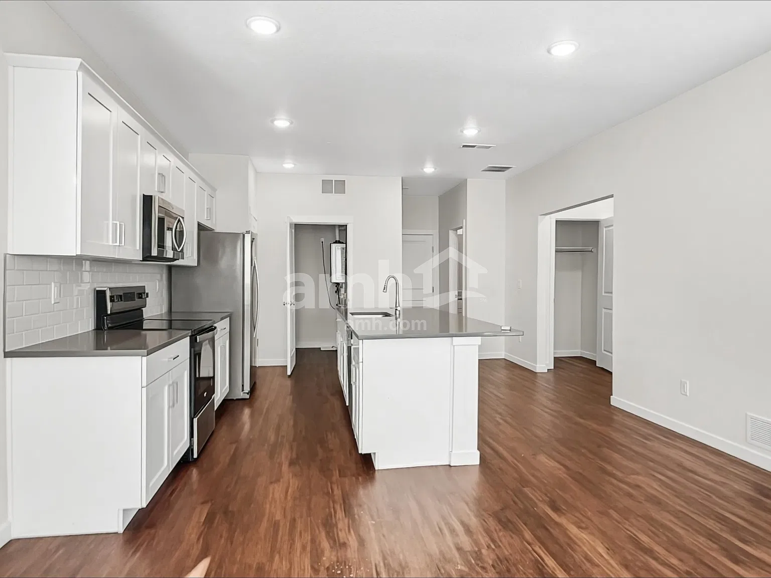 3 bed, 2.5 bath, 1730 sqft, $2,675 — Photo 4