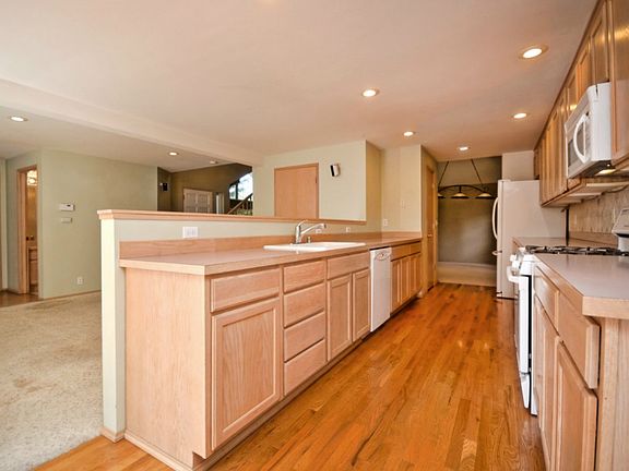 5th image of 517 NE 170th Ln