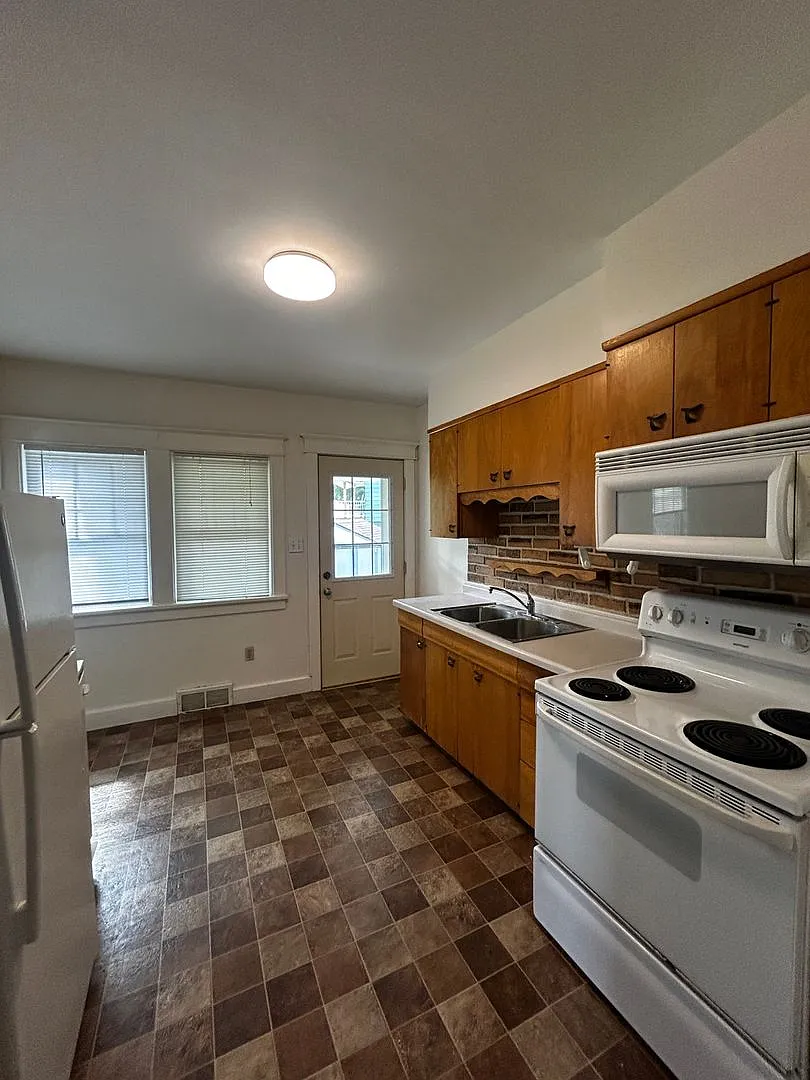 102 - 104 Morley Pkwy — Photo 4