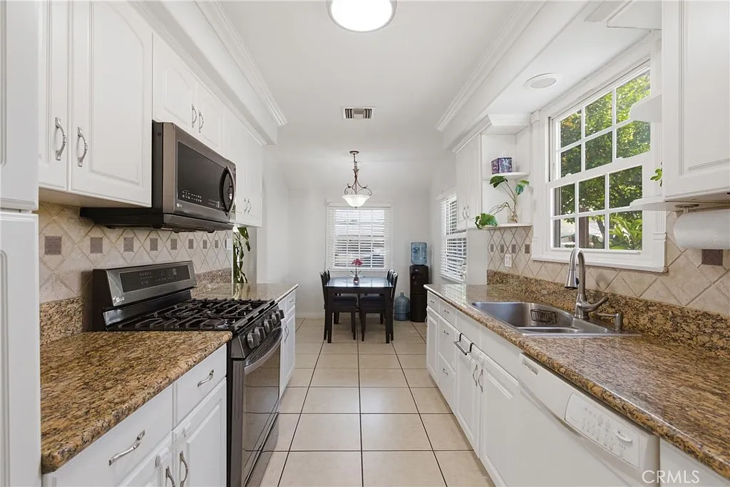 3 bed, 1376 sqft, $3,900 — Photo 2