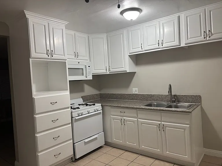Renovated 2 Bedroom 1 Bathroom — Photo 11