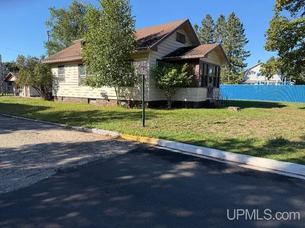 401 W A St, Iron Mountain, MI 49801