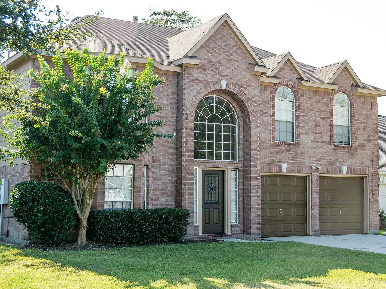 4 bed, 2.5 bath, 2539 sqft, $2,350 — Photo 2