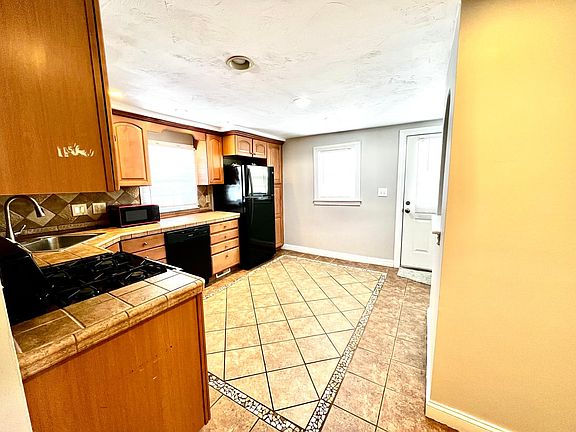 5th image of 199 Andover St #1