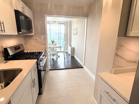 5th image of 10401 Grosvenor Pl APT 817