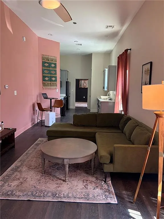 1 bed, 750 sqft, $1,300 — Photo 3