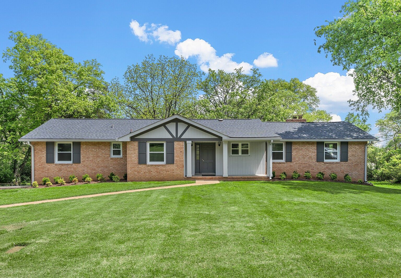 house on the hill ロンT Nashvilles Realtor | Nik Shewmaker | 🎈 JACKSON HILLS