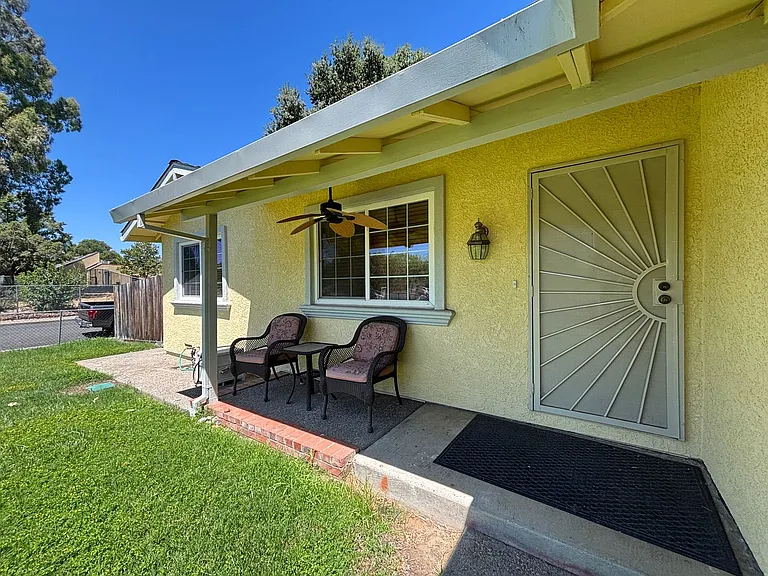 401 Klamath Dr — Photo 3
