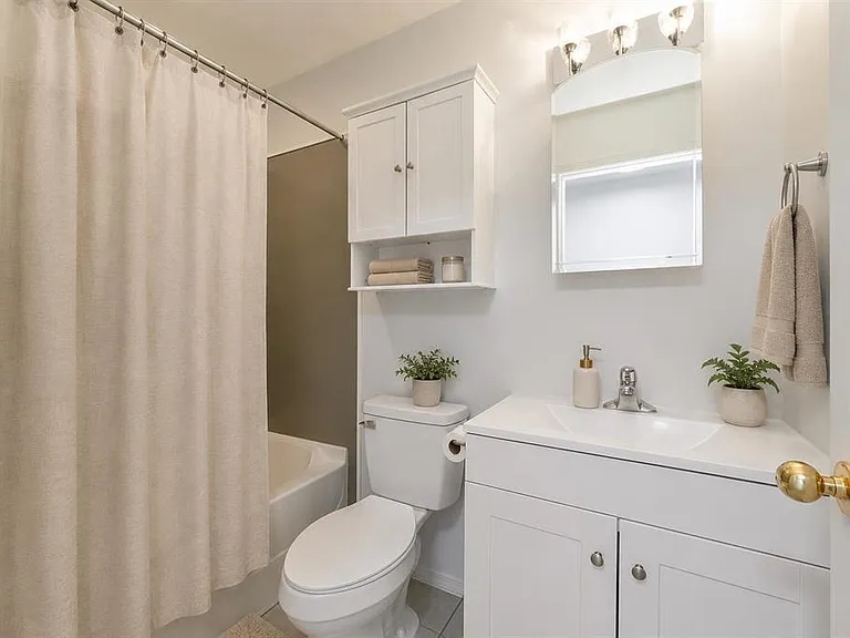 1378 Kenney St — Photo 3