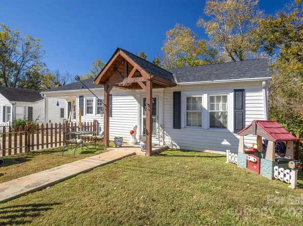 416 Edgewood Dr, Lenoir, NC 28645