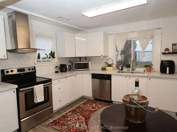 16 River Dr, East Gwillimbury, ON L9N 1A6