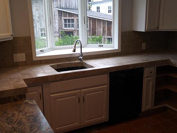 Kitchen/ceramic counters/bay window