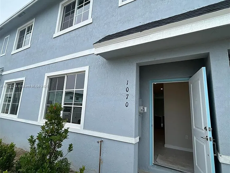 1070 NW 6th Ter #1070 — Photo 7
