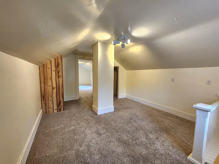 203 E Hines St — Photo 11