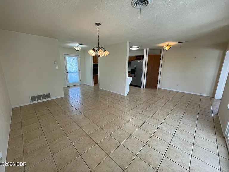 135 Kent Dr — Photo 3