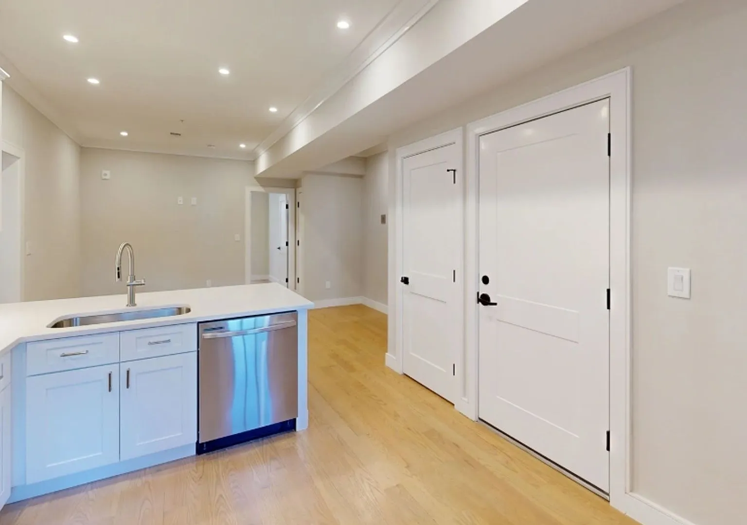 Charming 4 Bedroom-No Broker Fee — Photo 3