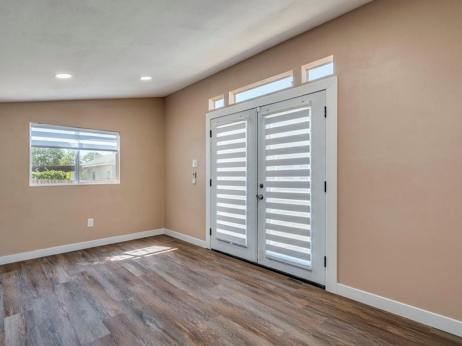 4 bed, 2.5 bath, 2050 sqft, $2,050 — Photo 3