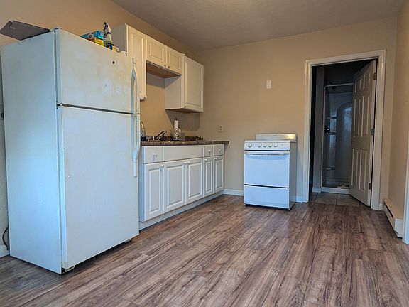 Kitchen with updated cabines