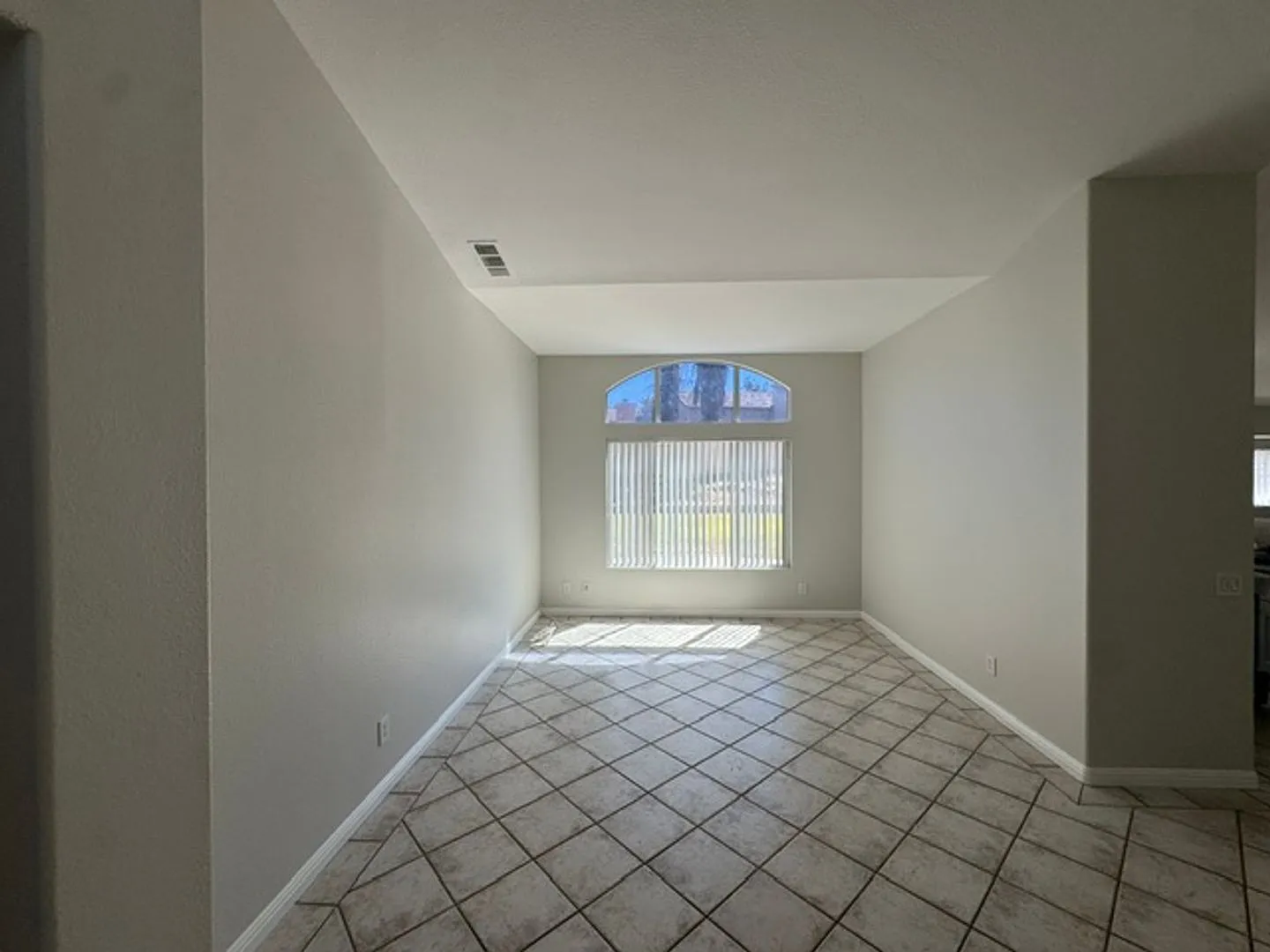 Coming Soon, Beautiful 4 bedroom home for rent — Photo 4