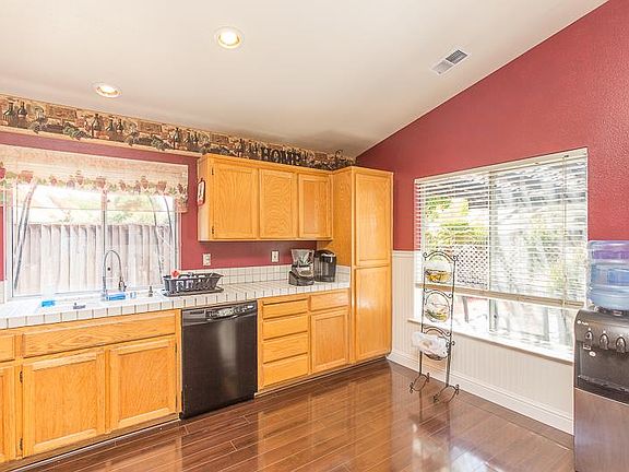 3rd image of 950 Versailles Dr