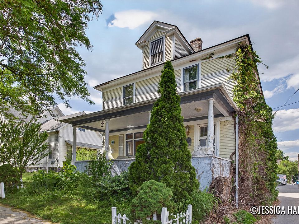1st image of 211 Trowbridge St NE