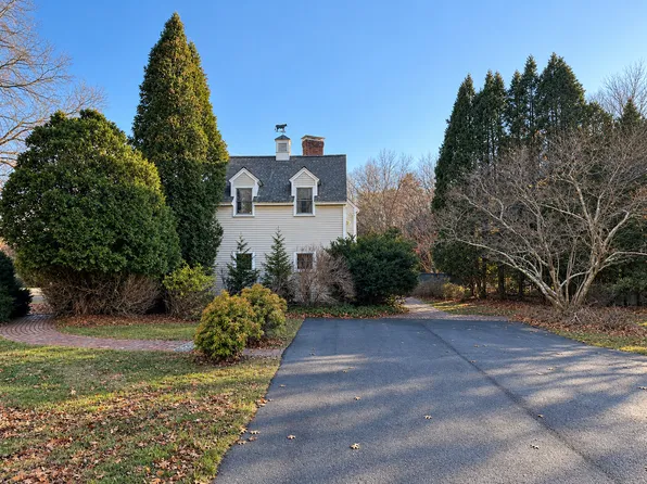 42 Woodbury St #A, South Hamilton, MA 01982