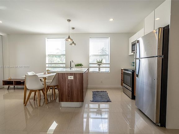 4th image of 924 Marseille Dr APT 21