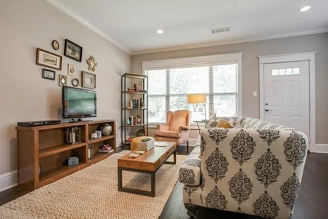 839 Woodlawn Ave — Photo 7