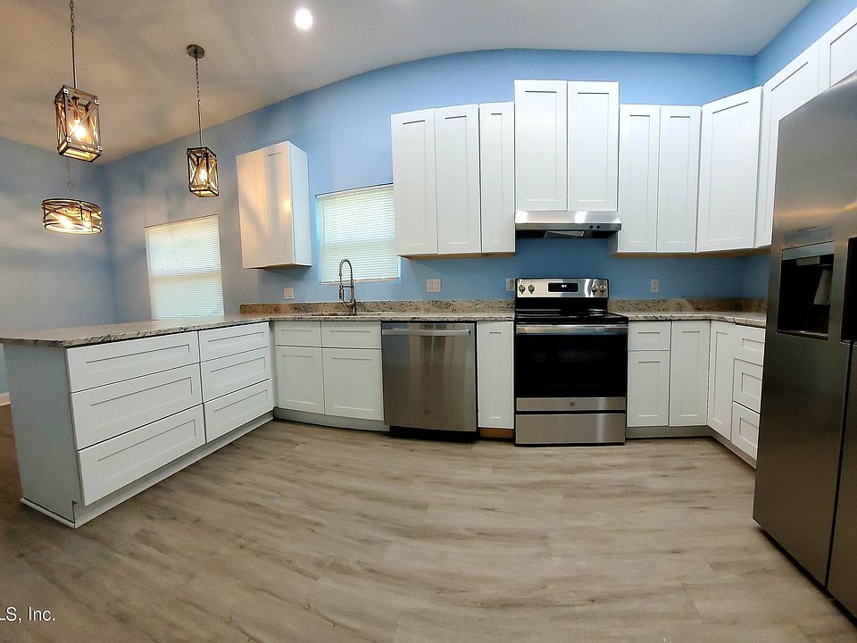 1st image of 215 Green St