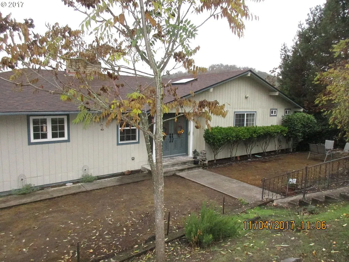 910 NE Parkview Ct photo 1