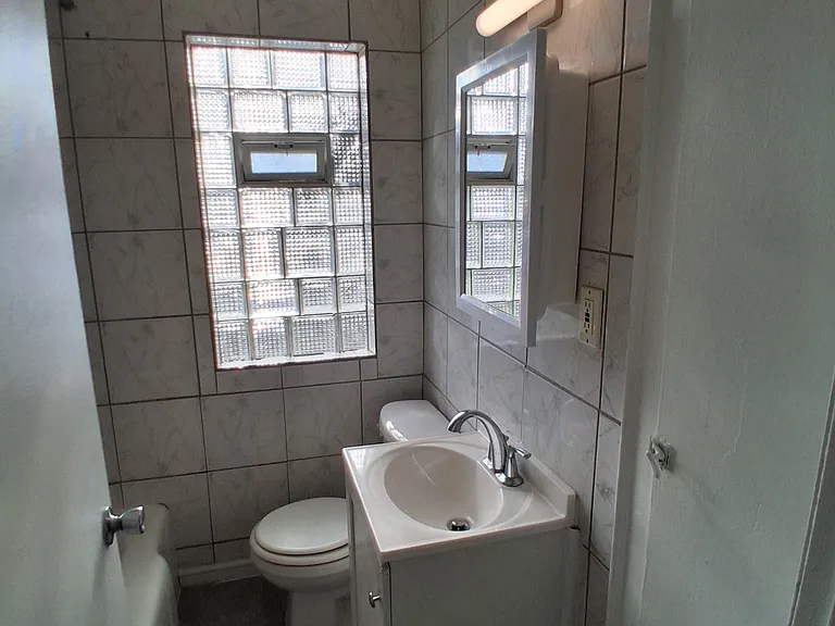 2605 W Victory Ln — Photo 8