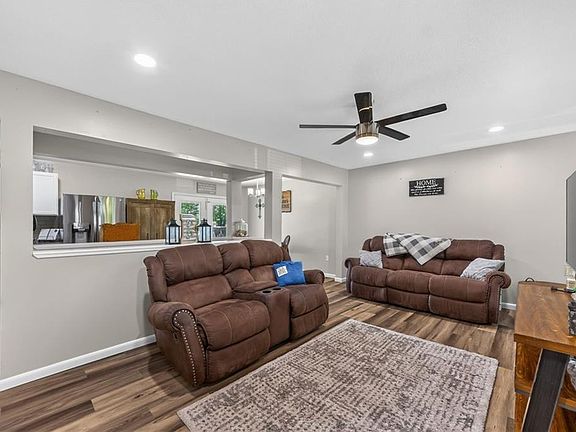 3rd image of 504 SE 19th St