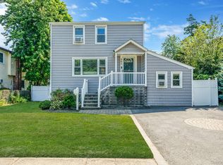 301 Center Bay Dr, West Islip, NY 11795