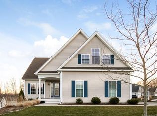 16 Knotts Landing Cir, Groton, CT 06355