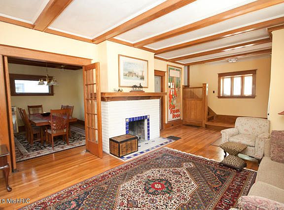 5th image of 501 Crescent St NE