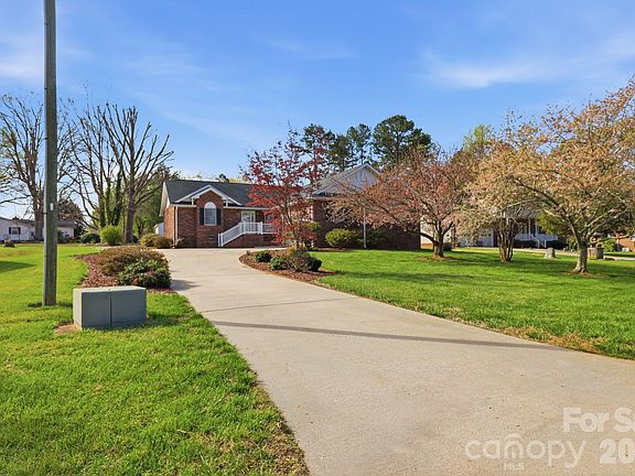 3rd image of 105 Stevens Rd