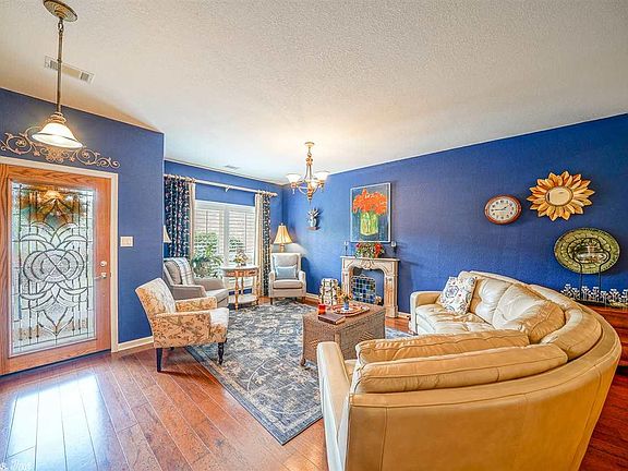 3rd image of 216 Willow Bend Cir