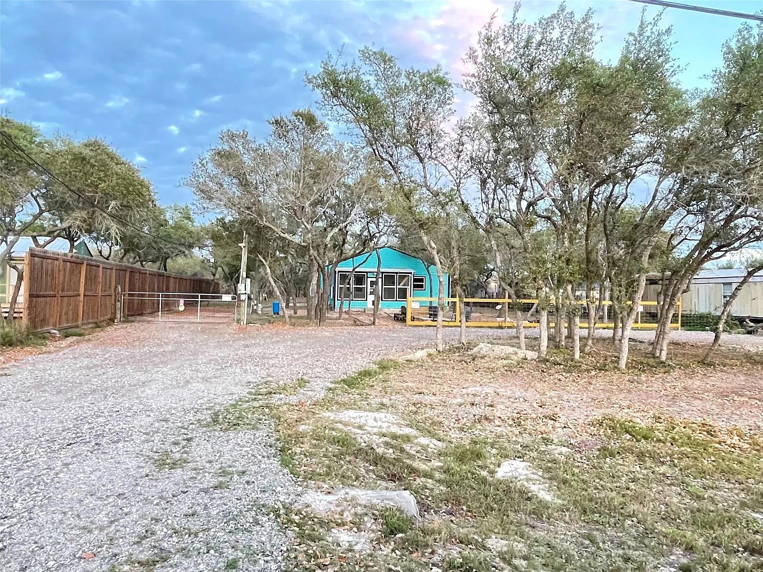 3 bed, 2.5 bath, 1500 sqft, $2,300 — Photo 2
