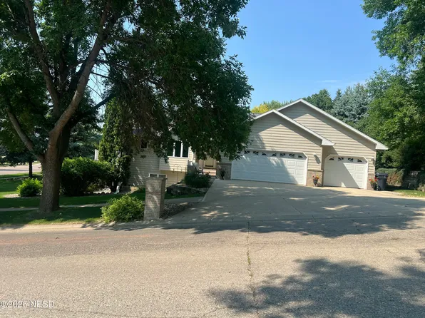 521 11th Ave NW, Watertown, SD 57201