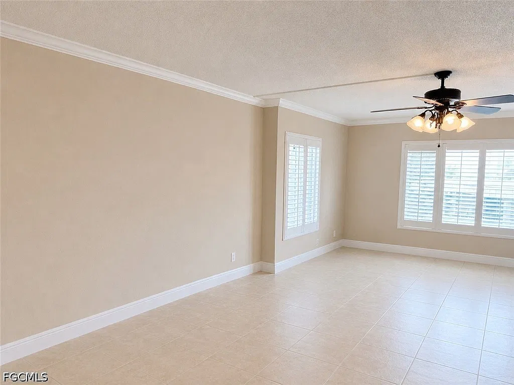 2264 Winkler Ave — Photo 3