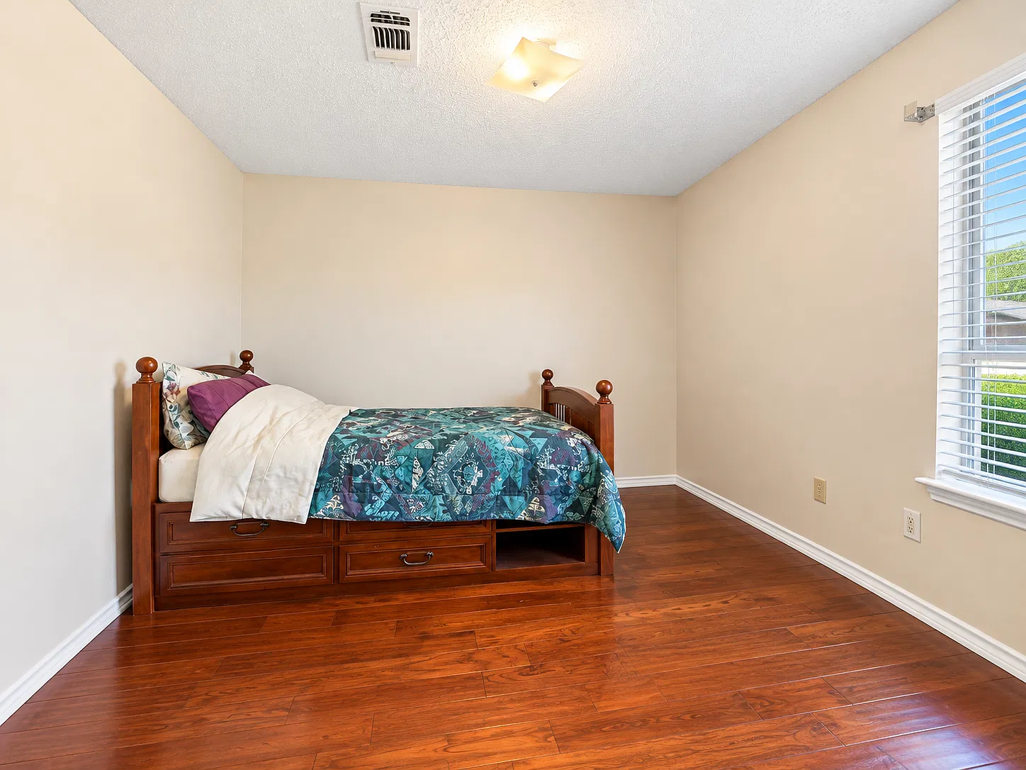2501 Park Valley Dr — Photo 3