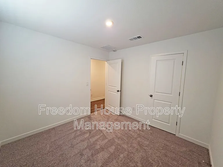 710 E Huyana Wind Dr — Photo 8