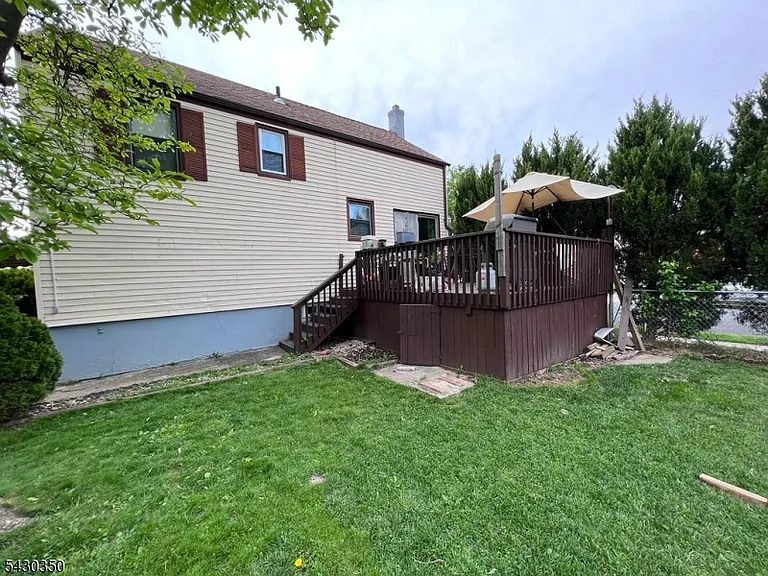301 W Elm St — Photo 16