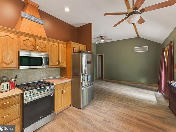 4th image of 283 Pine Ave