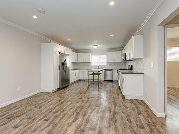 3rd image of 1406 N Martel Ave APT 5
