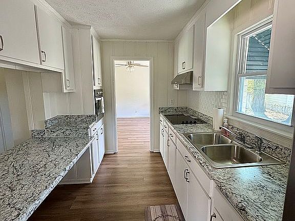 5th image of 127 W John Hand Rd